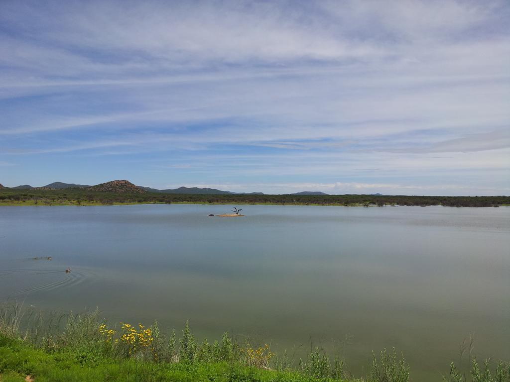 Ovita Wildlife Restcamp Okazize Szoba fotó