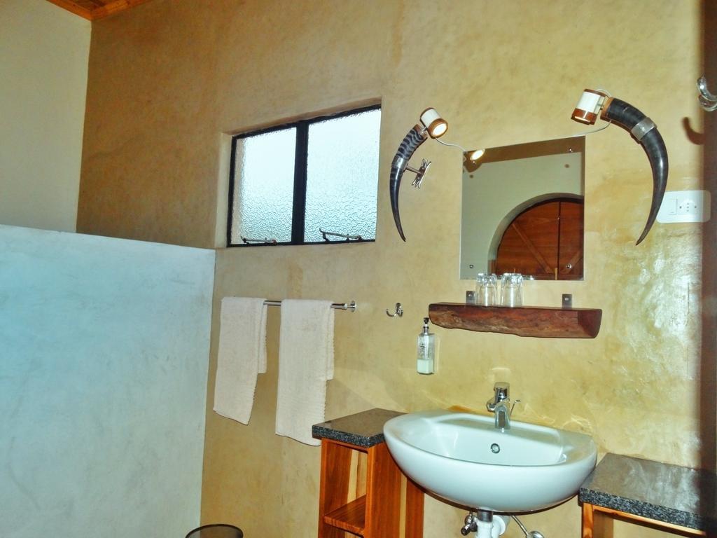 Ovita Wildlife Restcamp Okazize Szoba fotó